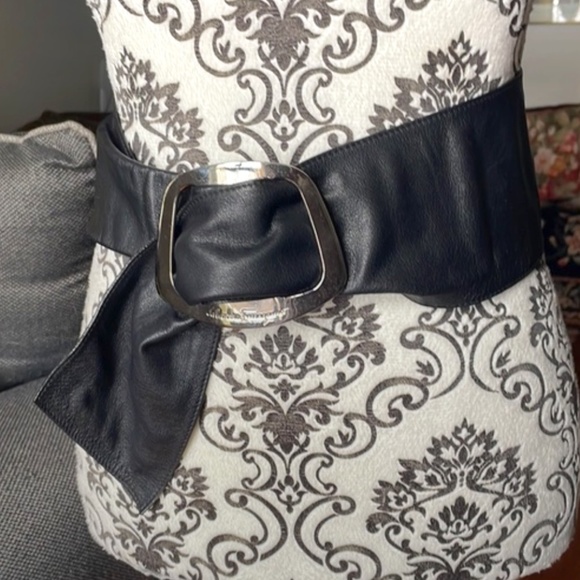 Salvatore Ferragamo Accessories - Salvatore Ferragamo black supple Leather Belt pull thru closure